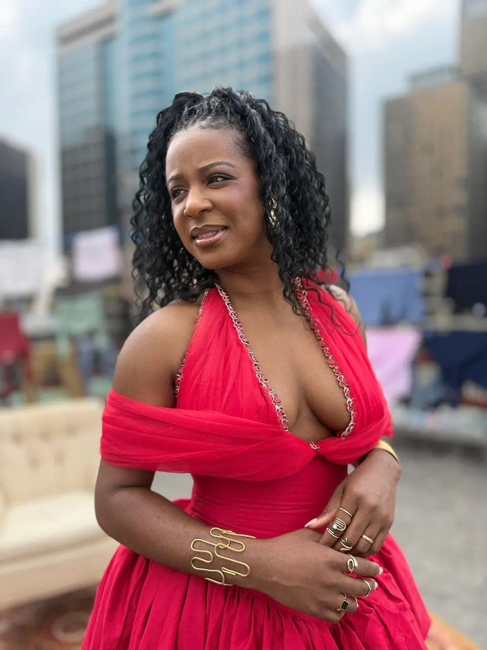 Charlotte Dipanda & Davido: Das Phänomen "Survivor", eine Ode an die afrikanische Resilienz!