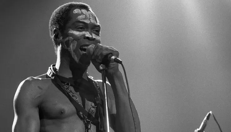 Fela Kuti singt am Mikrofon bei einem Konzert. Internet