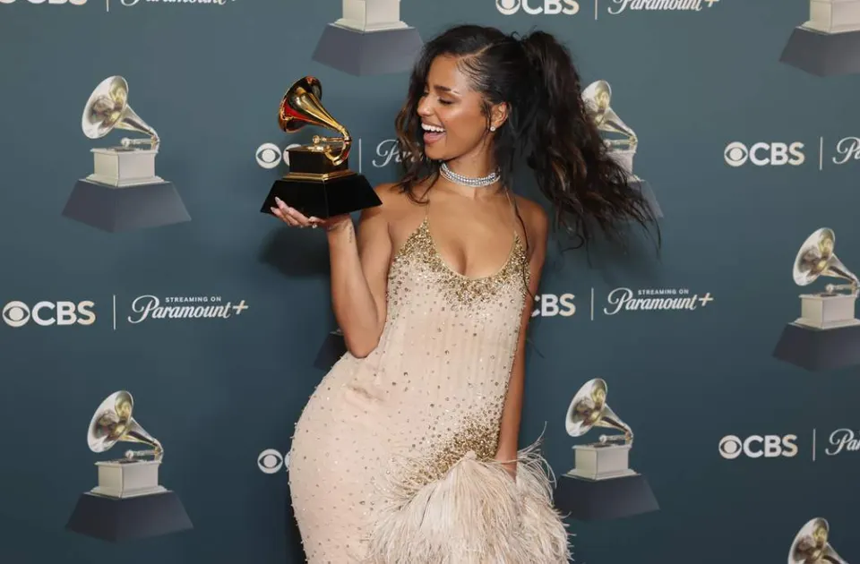 Die Südafrikanerin Tyla mit ihrem zweiten Grammy für die beste afrikanische Musikperformance mit Push 2 Start