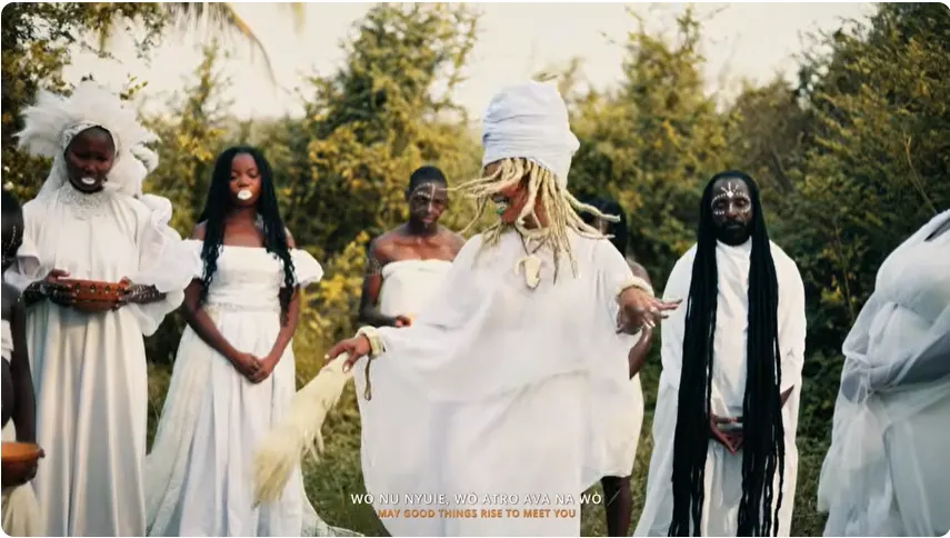 Im Musikvideo zu „MODZI“ werden Naturelemente wie Wasser und Wald sowie die Symbole auf den Körpern zu Protagonisten des Rituals.