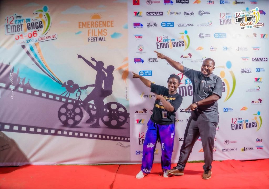 Le promoteur et la chargée de communication du festival EMERGENCE devant le phtocall de la soirée d'ouverture de la 12e édition