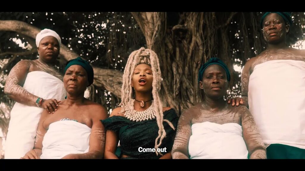 Enam Hadzi Vodushi illustrant l'ancrage traditionnel et spirituel de sa musique.