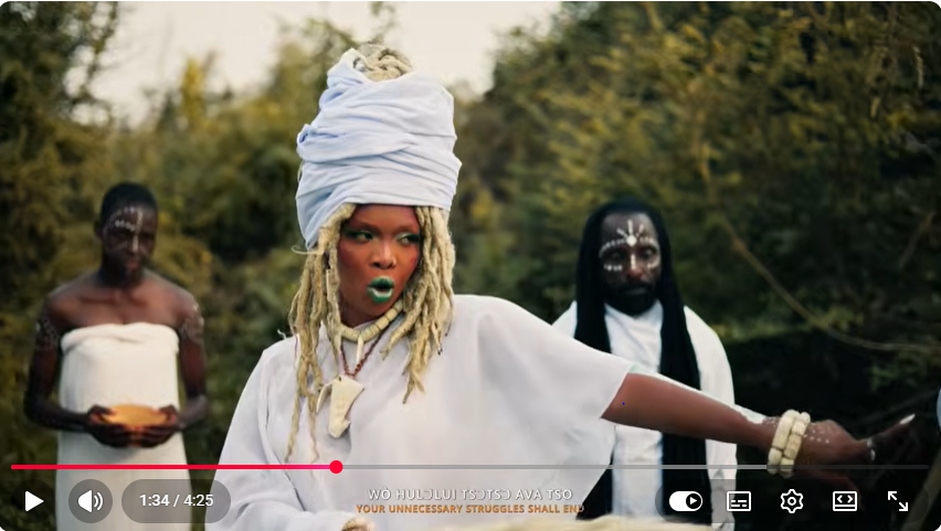 ENAM – MODZI : Le Rituel Musical du Destin Tracé. Dans le clip « MODZI », les éléments naturels comme l'eau et la forêt deviennent des protagonistes du rituel.