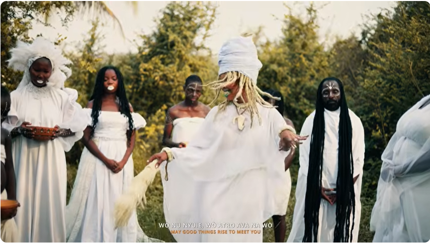 Dans le clip « MODZI », les éléments naturels comme l'eau et la forêt ainsi que les symboles sur les corps deviennent des protagonistes du rituel.