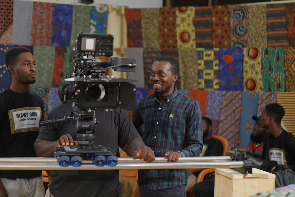 MAWU SIKA : Steven Af et les techniciens dans les coulisses du tournage