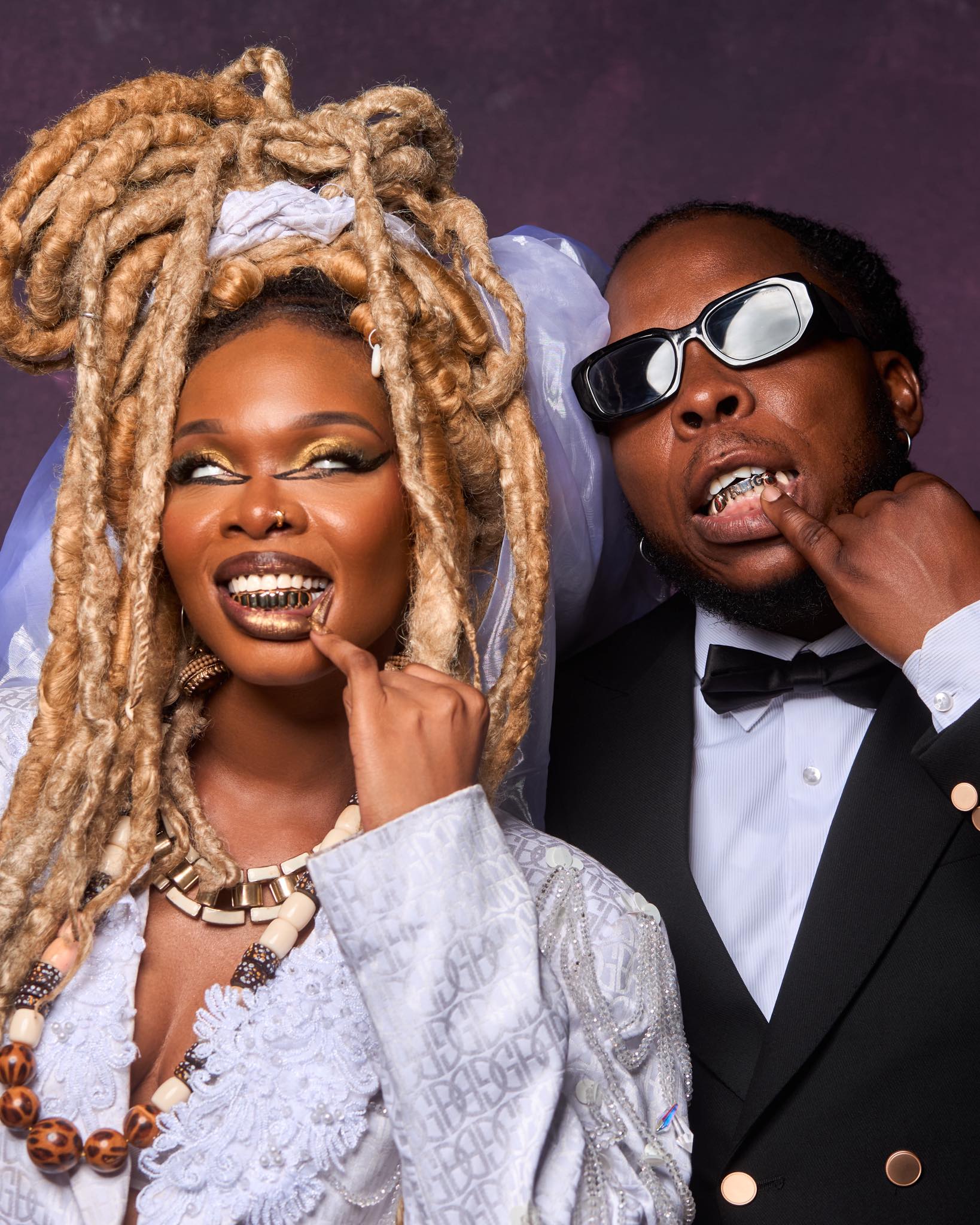 Edem et Enam en costumes élégants dans le clip Volta Vi, représentant la culture Ewe